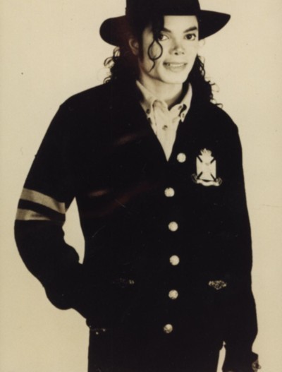 205001_mike9-michael-jackson-8896943-400-527.jpg